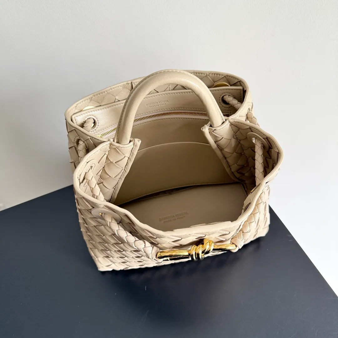 The 2023 new Andiamo batch of 1860 BV has been shipped‼ ️Really popular🔥The new Andiamo woven handbag launched by Bottega Veneta this season is really popular all over the world! ! Celebrities at home and abroad have worn it, and Oscar-winning actress Michelle Yeoh has taken it out on the street. Song Jia, Trai Yara, Yu Feihong, Sanji Ayaka, Rosie Hunting-Whiteley, Yoshioka Riho, etc. have all picked up this bag. It is classic and versatile, showing off its temperament, and the bag capacity is also large, which is very convenient for daily commuting! ! A variety of carrying methods, the shoulder straps can be adjusted by yourself, the original lambskin feels soft and delicate, and the unisex style breaks gender boundaries and brings a more practical and longer-lasting use experience. Andiamo, which has both elegant and casual styles, perfectly interprets the true appearance of "fashionable old money style". Style number: 743568 Size: 25*22*10.5cm